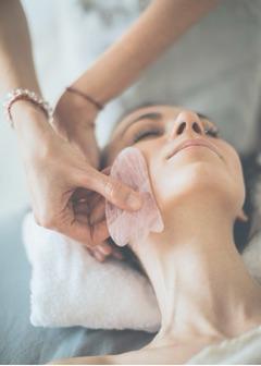 Massage Miracle Lift aux pierres chez Valoé